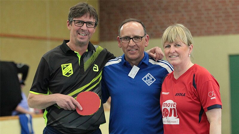 Christoph de Martin (Dortmund), Initiator und Tischtennis-Parkinson-Weltmeister Lars Rokitta (Mitte) sowie Silke Kind (Fulda). Foto: Nussbaum